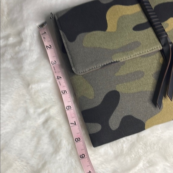 Stella and Dot- Camouflage Clutch with floral lining - Picture 7 of 12